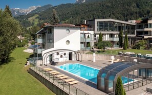 Outdoor pool, pool umbrellas, sun loungers - Hartweger's Hotel (Haus)