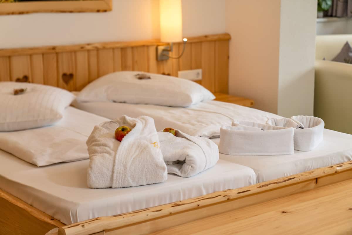 Doppelzimmer Blumenwiese mit Balkon | 1 bedroom, in-room safe, individually decorated, individually furnished