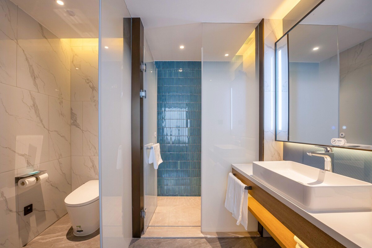 1 King Standard High Floor