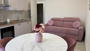 A modern kitchen with a marble countertop, a built-in oven, and a sink. - Apartment bari center (Bari)