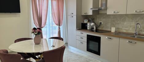 Kühlschrank, Mikrowelle, Ofen, Herdplatte