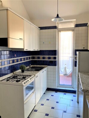 Eenvoudig appartement | Privékeuken | Een koelkast/vriezer, een magnetron, een oven, een broodrooster