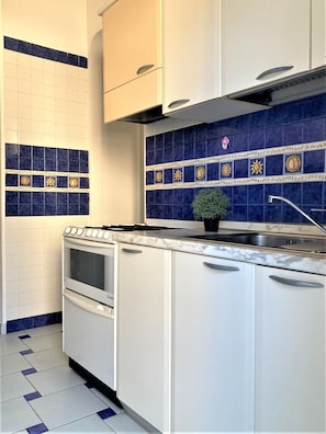 Lägenhet Basic | Eget kök | Stort kylskåp, mikrovågsugn, ugn och brödrost