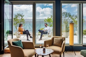 Suite junior, Terraza | Ropa de cama de alta calidad y caja de seguridad en la habitación 