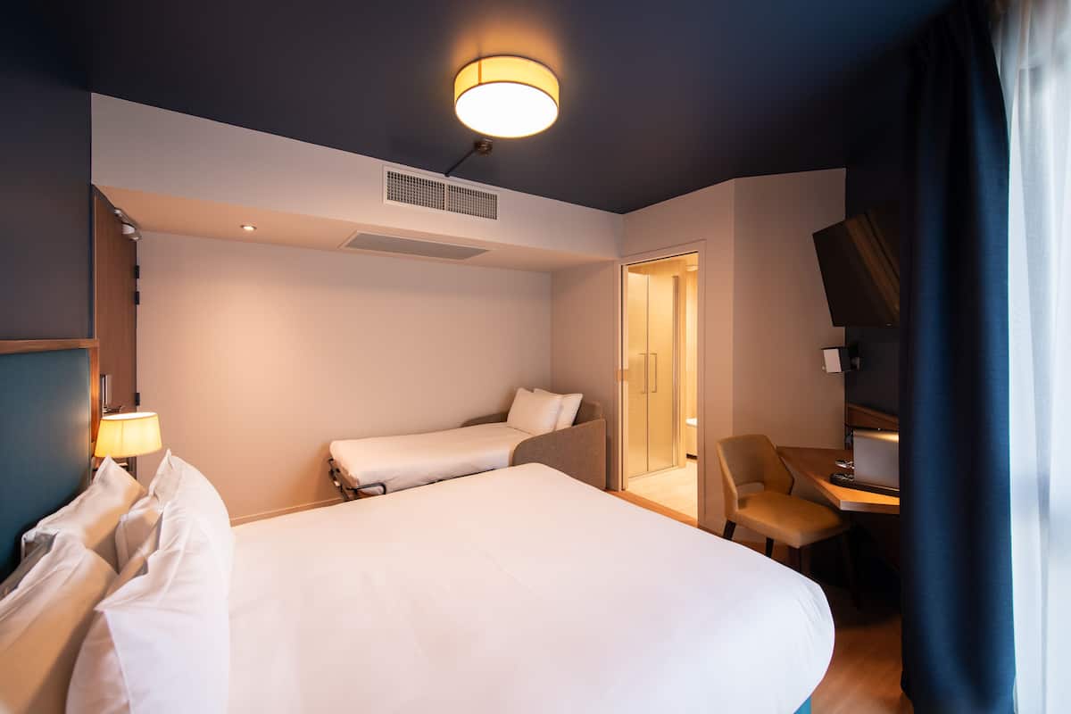 1 bedroom, premium bedding, in-room safe, desk
