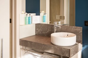 Douche, articles de toilette gratuits, sèche-cheveux