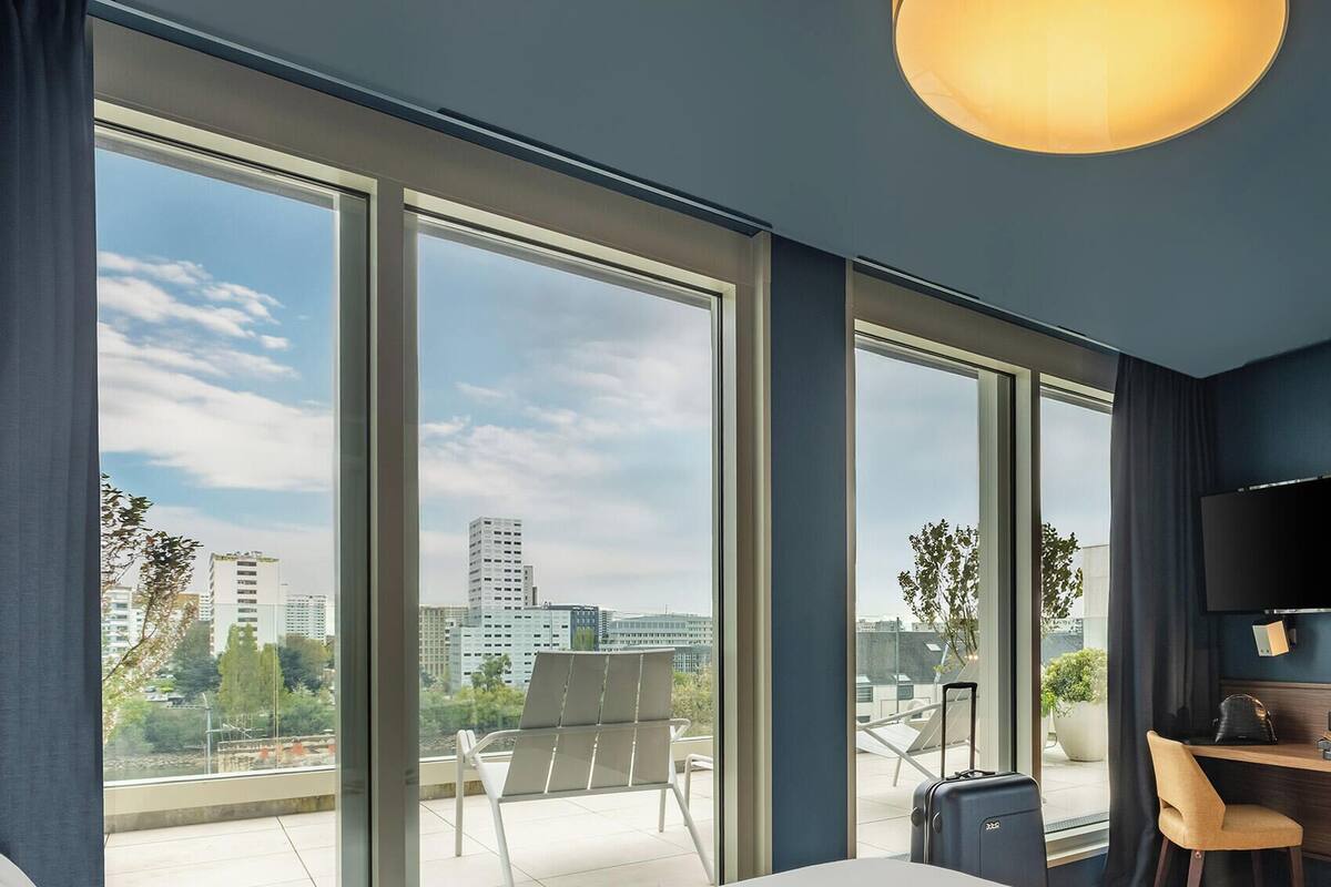 Habitación Deluxe doble, terraza | Ropa de cama de alta calidad, caja fuerte, escritorio y cortinas opacas
