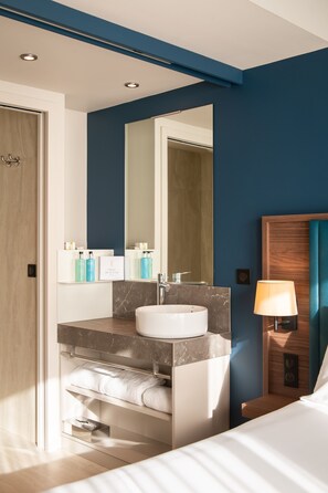 Douche, articles de toilette gratuits, sèche-cheveux