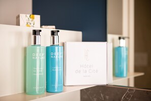 Douche, articles de toilette gratuits, sèche-cheveux