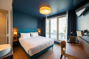 Roupas de cama premium, cofres nos quartos, escrivaninha