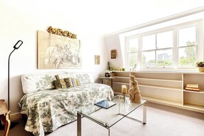 2 soverom, skrivebord, strykejern/-brett og wi-fi (inkludert)