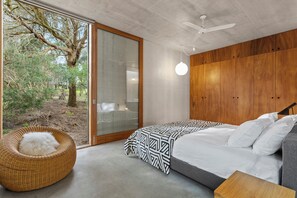 5 soverom, skrivebord, wi-fi (inkludert) og sengetøy