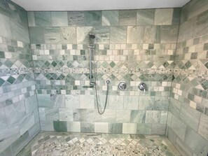 Bañera, secador de pelo y toallas