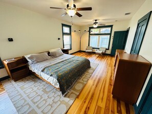 2 makuuhuonetta, työpöytä, silitysrauta/-lauta, ilmainen Wi-Fi