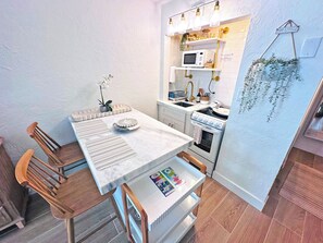 Jääkaappi, mikroaaltouuni, uuni, kahvin-/teenkeitin