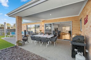Outdoor dining - CONTEMPORY & FUN-FILLED COASTAL ESCAPE IN BEACHSIDE QUINDALUP (Quindalup)