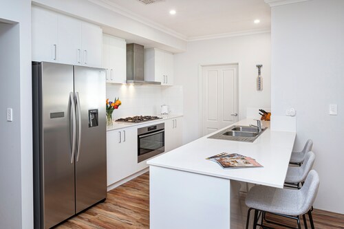 CONTEMPORY & FUN-FILLED COASTAL ESCAPE IN BEACHSIDE QUINDALUP