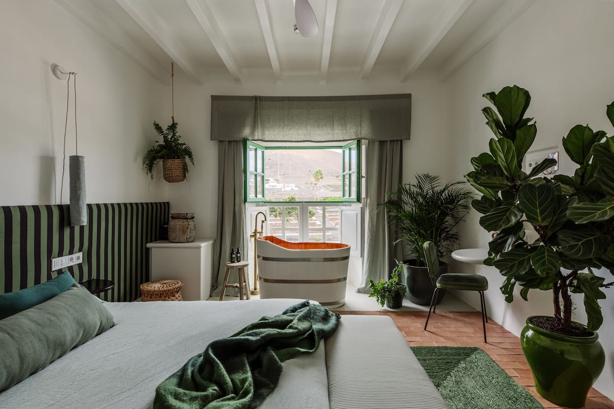 Comfort Double Room, Mountain View | 1 bedroom, premium bedding, minibar, in-room safe