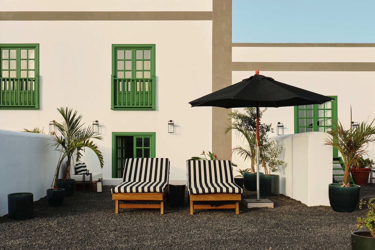 Habitación doble superior, Terraza, vista al mar | Ropa de cama de alta calidad y minibar