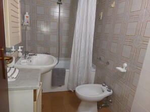 Serviettes fournies, savon, papier de toilette