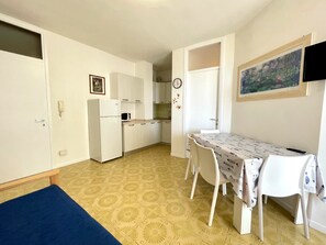 Apartment, 1 Schlafzimmer, Balkon, Meerblick | Esszimmer