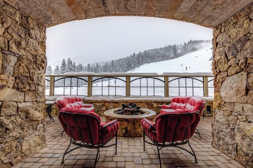 Ski-In/Ski-Out Condo w/ Private Balcony, Gas Fireplace & Shared Pool/Hot Tub!