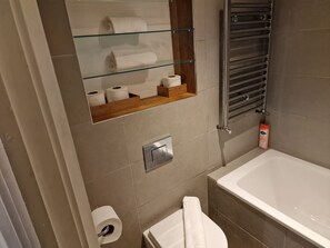Apartment | Badezimmer | Dusche, Handtücher