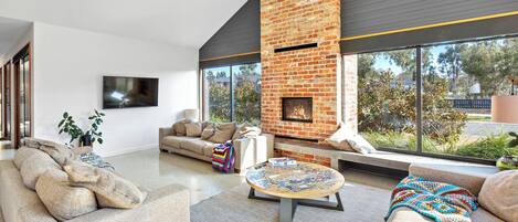 Smart TV, chimenea y libros