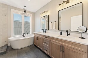 Ensemble douche/baignoire, sĂšche-cheveux, serviettes fournies