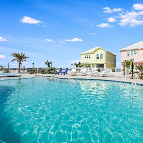 Under The Sea! Waterfront,Community Pool,Walk to Bars, Restaurants and Pier!