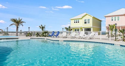 Under The Sea! Waterfront,Community Pool,Walk to Bars, Restaurants and Pier!