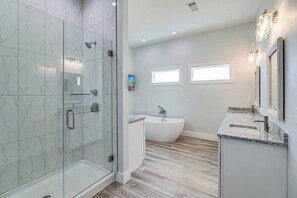 Combined shower/tub, hair dryer, towels, shampoo