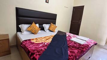 5 bedrooms, desk, free WiFi