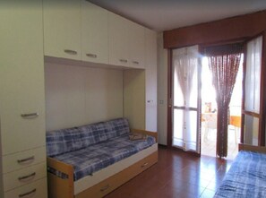 Estúdio, vários quartos, sacada | Sala de estar