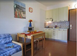 Studio, plusieurs chambres, balcon | Restauration