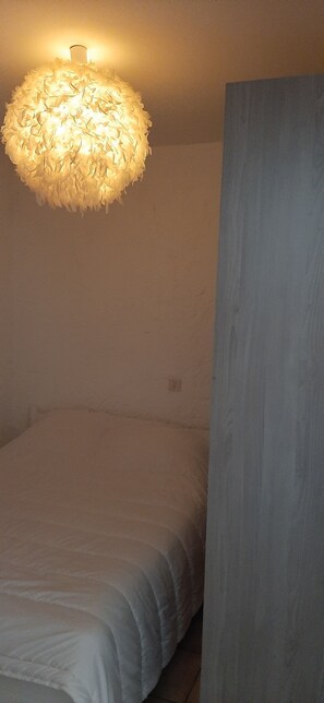 2 bedrooms, bed sheets