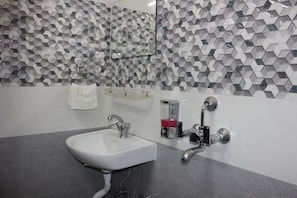 Shower, rainfall showerhead, towels, soap - Sanjiva Suites (Barasat)