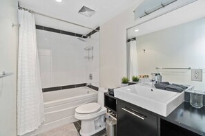 Hair dryer - Bright 2BD Condo, Rogers Arena (Vancouver)