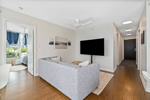 2 bedrooms, WiFi, bed sheets - Bright 2BD Condo, Rogers Arena (Vancouver)