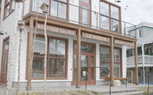 Exterior detail - Distinctive 5-room inn, located a few steps from the river to discover the multi (SAINT JEAN PORT JOLI)