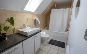 Combined shower/bathtub - Distinctive 5-room inn, located a few steps from the river to discover the multi (SAINT JEAN PORT JOLI)