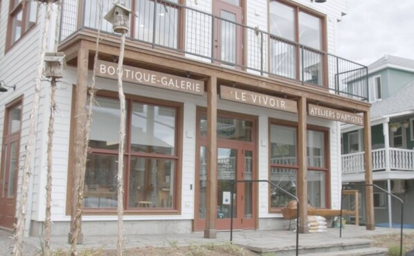 Exterior detail - Distinctive 5-room inn, located a few steps from the river to discover the multi (SAINT JEAN PORT JOLI)