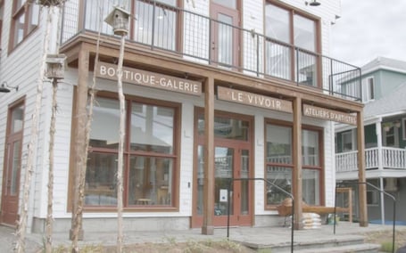 Exterior detail. Distinctive 5-room inn, located a few steps from the river to discover the multi