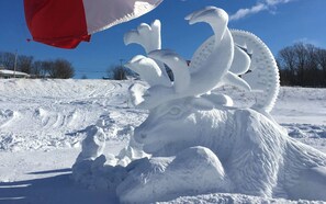 A snow sculpture of a reindeer with antlers. - Distinctive 5-room inn, located a few steps from the river to discover the multi (SAINT JEAN PORT JOLI)