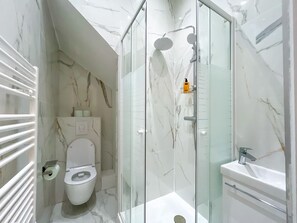 Dusche, Haartrockner, Handtücher