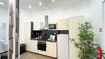 Een koelkast, een microgolfoven, een oven