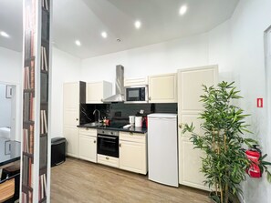 Fridge, microwave, oven, coffee/tea maker