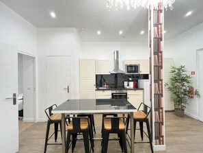 Een koelkast, een microgolfoven, een oven