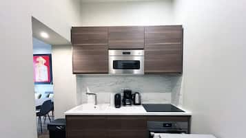 Fridge, microwave, oven, coffee/tea maker