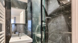 Shower, hair dryer, towels